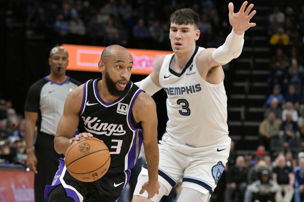 更显示出他 更显示出他